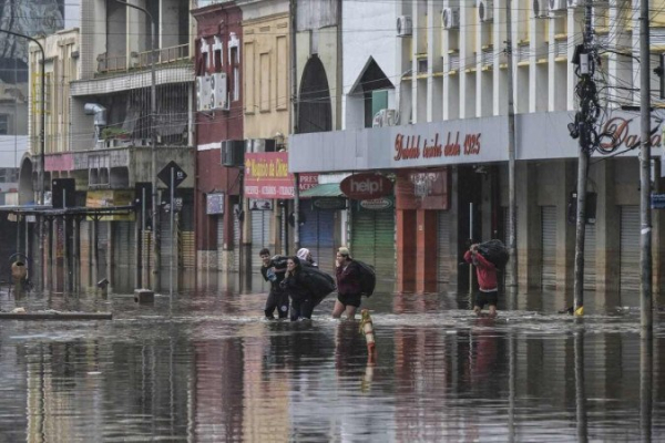 &quot;Desastre dentro do desastre&quot;, diz MetSul sobre chuvas em Porto Alegre